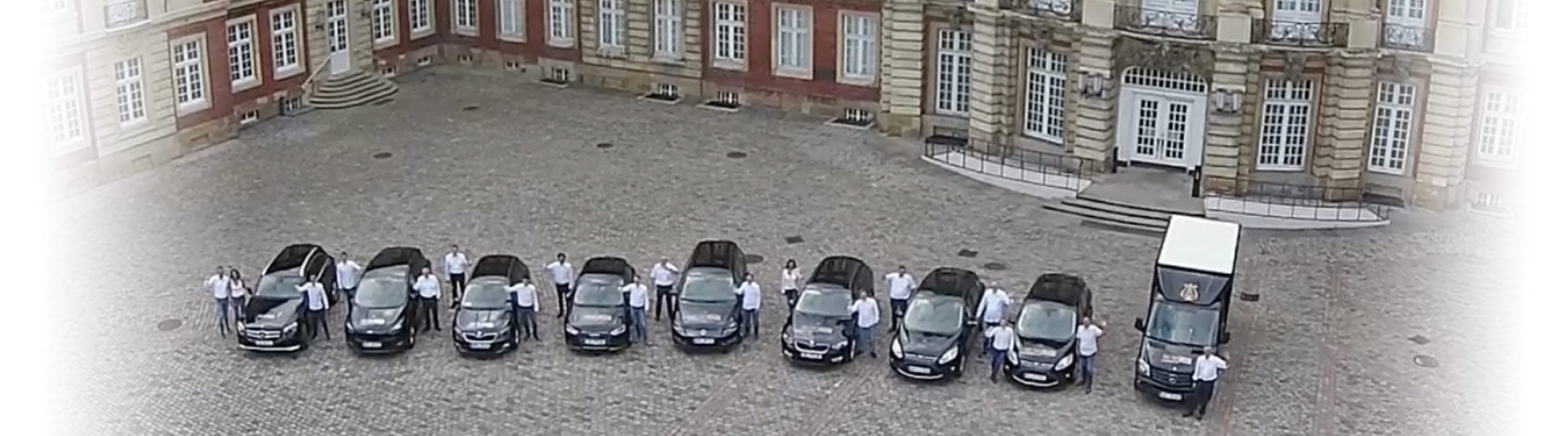 Das Team vom Pianohaus Micke vor dem Schloss in Münster