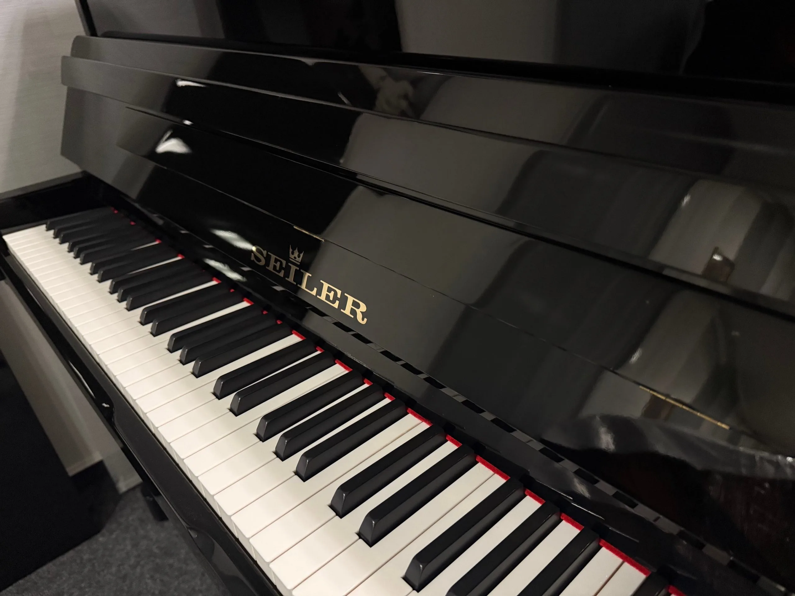 SEILER – Klavier, Modell 114 mit Stummschaltung