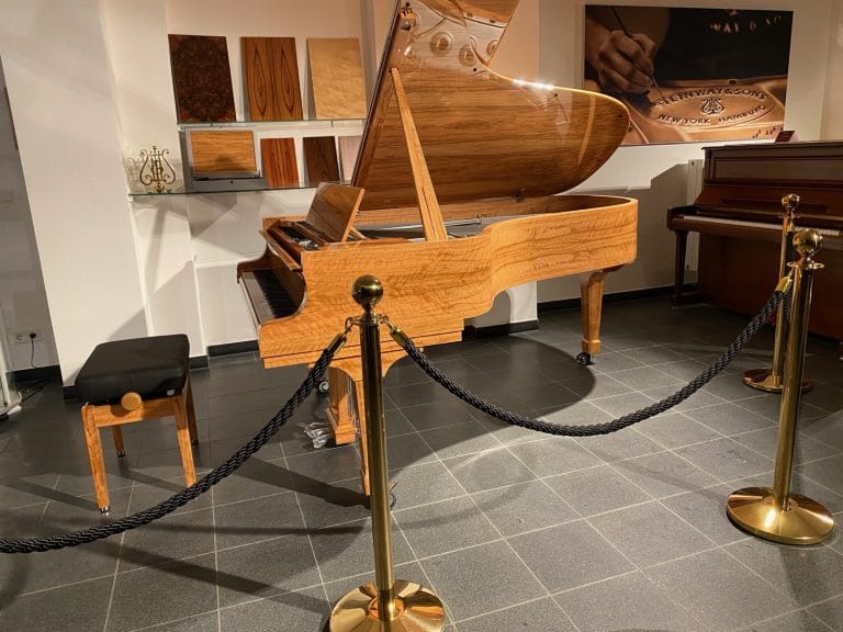 Steinway & Sons Masterpiece 8X8 Flügel im Furnier Olive in der Steinway Galerie Münster