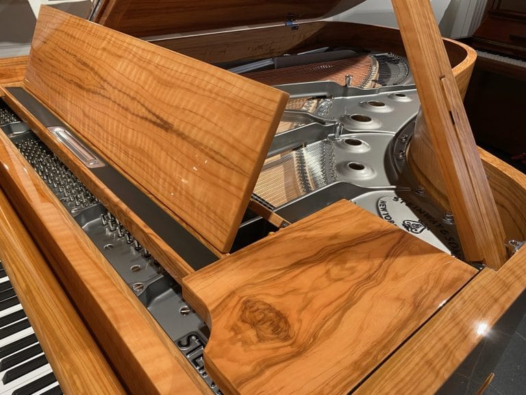 Detail des Olive-Furniers am Steinway Masterpiece 8X8 mit Blick auf Gussplatte und Saiten