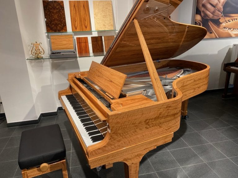 Steinway Masterpiece 8X8 Flügel in Olive, geöffnet mit Notenpult