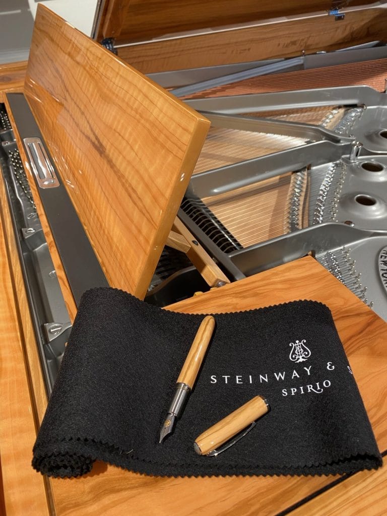 Steinway & Sons Spirio Schreibgerät aus massivem Olivenholz auf dem Spirio-Tuch