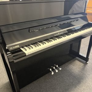 Schimmel - Klavier, Modell 116 E in schwarz Hochglanz poliert mit Chrombeschlägen matt